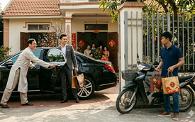 Chú đon đả mở cửa xe sang đón cháu giàu, còn cháu nghèo chờ mãi mới được vào nhà