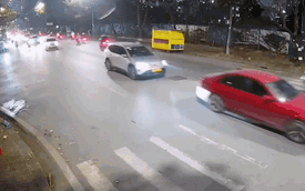 Giây phút chiếc xe ô tô lao như "tên bắn" đâm liên hoàn, hất một người đi xe máy lên cao