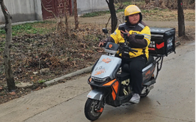 Bỏ phố xá, chàng trai 26 tuổi làm shipper độc quyền ở nông thôn, kiếm gần 40 triệu đồng/tháng: Lương cao, đỡ cạnh tranh lại gần gia đình