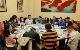 Đi họp lớp được hỏi đến bằng xe gì, tôi trả lời đi xe buýt: Về đến nhà, nhận được tin nhắn cả đời không thể quên