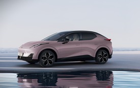 Một chiếc xe điện tại Trung Quốc vừa gặp tai nạn theo cách rất khó tưởng tượng