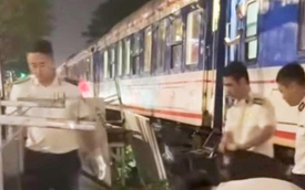 Băng qua đường sắt ở Hà Nội, người đi xe máy bị tàu hoả tông tử vong