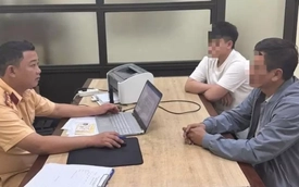 Người đàn ông giao xe cứu thương cho con trai chưa bằng lái