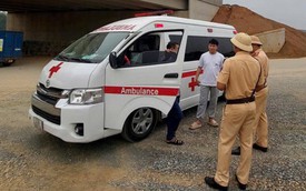 Bố giao xe cứu thương cho con trai chưa có giấy phép lái xe điều khiển