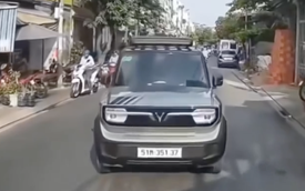 Clip tài xế ô tô ở TPHCM bỏ xe giữa đường sau mâu thuẫn giao thông