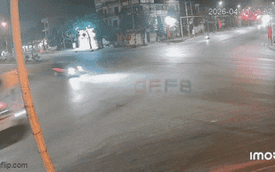 Khoảnh khắc xe cứu thương chở 4 người va chạm xe bán tải rồi lật nghiêng giữa ngã tư: Tình trạng những người trên xe ra sao?