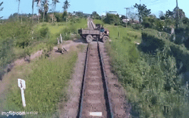 Khoảnh khắc xe công nông bị tàu hỏa húc văng khi băng qua đường sắt, 3 ông cháu thương vong