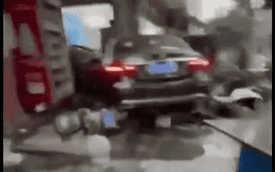 Lấy trộm xe Mercedes gia đình đi thuê, cậu bé 12 tuổi gây tai nạn khiến ít nhất 3 người tử vong