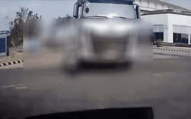 Xót xa đoạn clip xe tải cuốn người phụ nữ vào gầm tử vong, bé gái chở phía trước bị hất văng