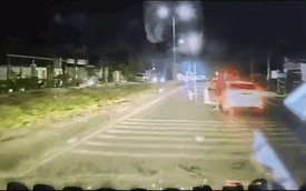 Thót tim clip tài xế bỏ xe cứu bé gái chạy ra giữa đường, đứng ngay trước đầu ô tô ở TP.HCM