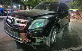 Ô tô Mercedes GLK 250 đâm liên hoàn nhiều xe máy trong khu đô thị ở Hà Nội
