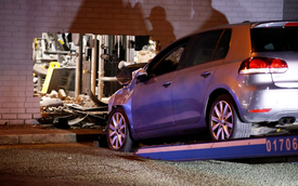 Nữ "quái xế" lái ô tô đâm xuyên tường, lao thẳng vào phòng tập gym khiến 2 người bị thương, đám đông bỏ chạy tán loạn