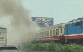 Hiện trường vụ tàu khách Hà Nội - Hải Phòng cháy 2 toa khi đang chạy, cột khói đen bốc cao ngùn ngụt