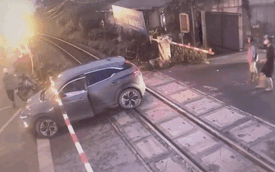 Clip ô tô bị tàu hoả tông biến dạng ở Hà Nội: Tình trạng tài xế và nguyên nhân tai nạn