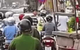 Hà Nội: Tài xế xe máy bị hành hung giữa đường vì chặn trước ô tô đi ngược chiều