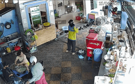Shipper ngã xe, bánh tráng và trà sữa đổ sạch: Chủ quán đăng camera an ninh toàn cảnh sự việc gây bão mạng
