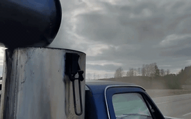 Không cần xăng, xe bán tải cổ 'chạy bằng gỗ' đi được hơn 100.000 km