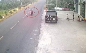 Bé trai đá bóng ra đường khiến người đi xe máy ngã tử vong: Ai chịu trách nhiệm?