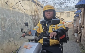 Một mình phục vụ cả thị trấn: Nghề shipper ở quê có thực sự “hái ra tiền”?