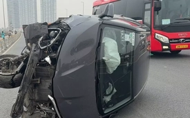 Hà Nội: Tài xế taxi buồn ngủ đâm đổ rào chắn phân làn, ô tô lật nghiêng