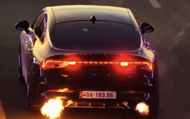 Vụ xe con phun lửa khi đang chạy trên đường gây xôn xao dư luận: Tài xế vi phạm 5 hành vi