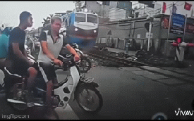 Thót tim khoảnh khắc tài xế xe máy bị tàu hỏa tông văng khi cố vượt rào chắn: Nguyên nhân phía sau gây phẫn nộ