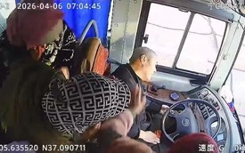 Tài xế xe buýt đột ngột phát bệnh, dùng 5 giây cuối đời phanh gấp ngay mép vực, cứu sống 45 người