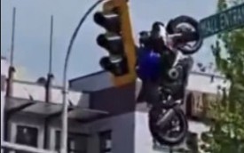 Kinh hoàng khoảnh khắc xe máy treo lơ lửng trên cột đèn giao thông sau va chạm với ô tô
