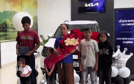 Danh tính đôi vợ chồng ăn mặc giản dị, đi nhận ô tô 700 triệu đồng, hé lộ câu chuyện phía sau