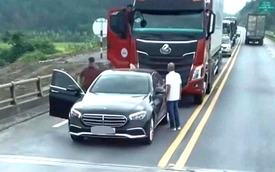 Tài xế dừng xe sang Mercedes chặn ô tô đầu kéo trên cao tốc gây ùn tắc