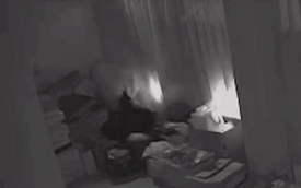 Clip ô tô “điên” tông sập tường lao vào nhà sao nữ đang mang thai: Đồ đạc vỡ nát văng tung tóe, lời khai của tài xế gây phẫn nộ