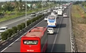 Dừng xe trên cao tốc đi vệ sinh, bị ô tô khách đâm chết tại chỗ