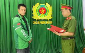 Thấy bạn gái cũ ngồi sau xe khác, thanh niên mặc áo xe ôm công nghệ "nổi máu điên" chặn đường đánh người ngã gục trên vỉa hè
