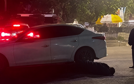 Tài xế Mazda lao xe vào nhóm người trước nhà hàng ở Nghệ An, nạn nhân gãy chân