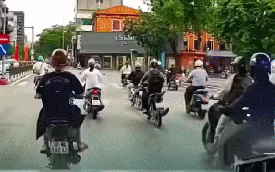 Hà Nội: Sang đường "hồn nhiên", nữ tài xế gây tai nạn rồi bỏ chạy, công an đang truy tìm