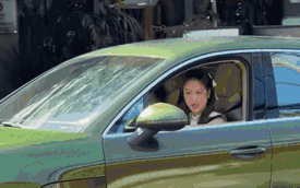 Mỹ nhân showbiz lái Porsche 5 tỷ: Gương mặt xinh phát sáng, style đời thường 0 điểm chê
