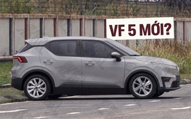 Dàn xe lạ giống VinFast VF 5 mới tiếp tục lộ diện: Đầu góc cạnh, cánh gió dài thể thao hơn, mâm lớn như VF 6