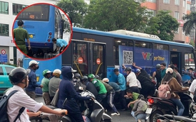 Hà Nội: Hiện trường vụ hàng chục người nâng xe buýt cứu người phụ nữ kẹt dưới gầm xe, tình trạng nạn nhân