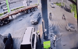 Tài xế lùi xe đâm đổ trụ bơm xăng khiến ô tô cháy rụi