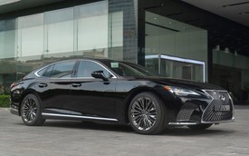 Lexus giảm giá thêm một số xe hybrid tại Việt Nam: Giảm nhiều nhất 360 triệu đồng, LS 500h giờ rẻ hơn Maybach S 450