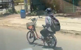 Thiếu niên buông cả hai tay khi đi xe đạp điện tại Đồng Nai