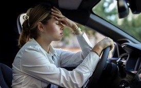 Cảnh báo 1 thứ không nên đeo khi lái xe sau khi 1 người phụ nữ suýt chết