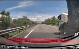 Clip: Nắp capo bật tung che kính lái khi ô tô đang chạy 100 km/h