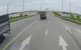 Clip: Taxi húc đuôi xe tải rồi cùng lao xuống ruộng