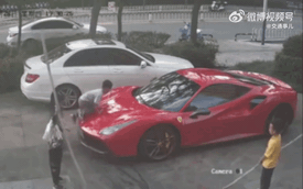 Chiếc Ferrari 14 tỷ đồng bị 4 đứa trẻ leo lên làm "cầu trượt", phụ huynh đề nghị bồi thường 20 triệu, chủ xe: "Hãy đền đúng phí sửa chữa"
