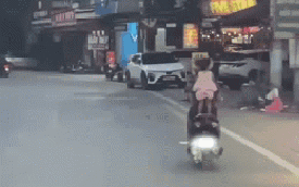 15 giây bà chở cháu bằng xe máy trên đường khiến người dân kinh sợ: Ngay lập tức có án phạt
