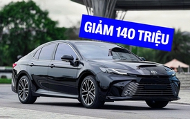 Toyota Camry giảm giá niêm yết 140 triệu đồng tại Việt Nam: Bản tiêu chuẩn còn từ 1,32 tỷ đồng, ngang Santa Fe bản full