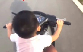 Bất ngờ danh tính người để bé trai 2 tuổi cầm lái xe máy lưu thông trên đường gây bức xúc