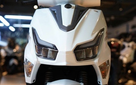 Đổ đầy bình chạy 400km, cốp rộng thênh thang, SYM ECHS 125 phả hơi nóng lên Yamaha FreeGo