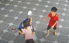 Phát hoảng với clip bé gái tự phóng xe máy, nếu không có anh trai kịp thời ngăn cản thì không biết sẽ nguy hiểm đến đâu!